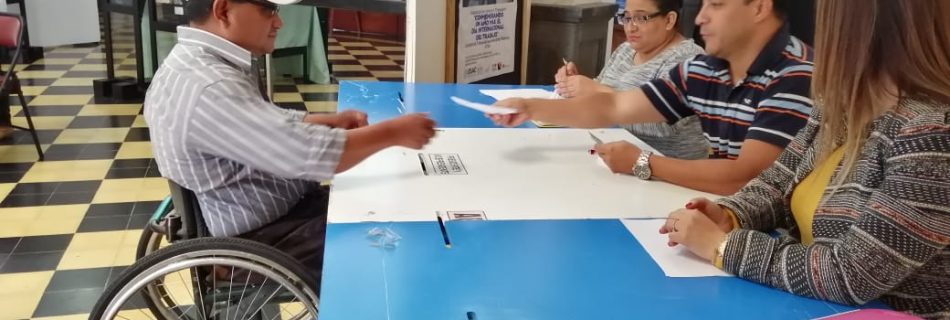 Atriles con pestañas bajas son de apoyo para usuarios de silla de ruedas