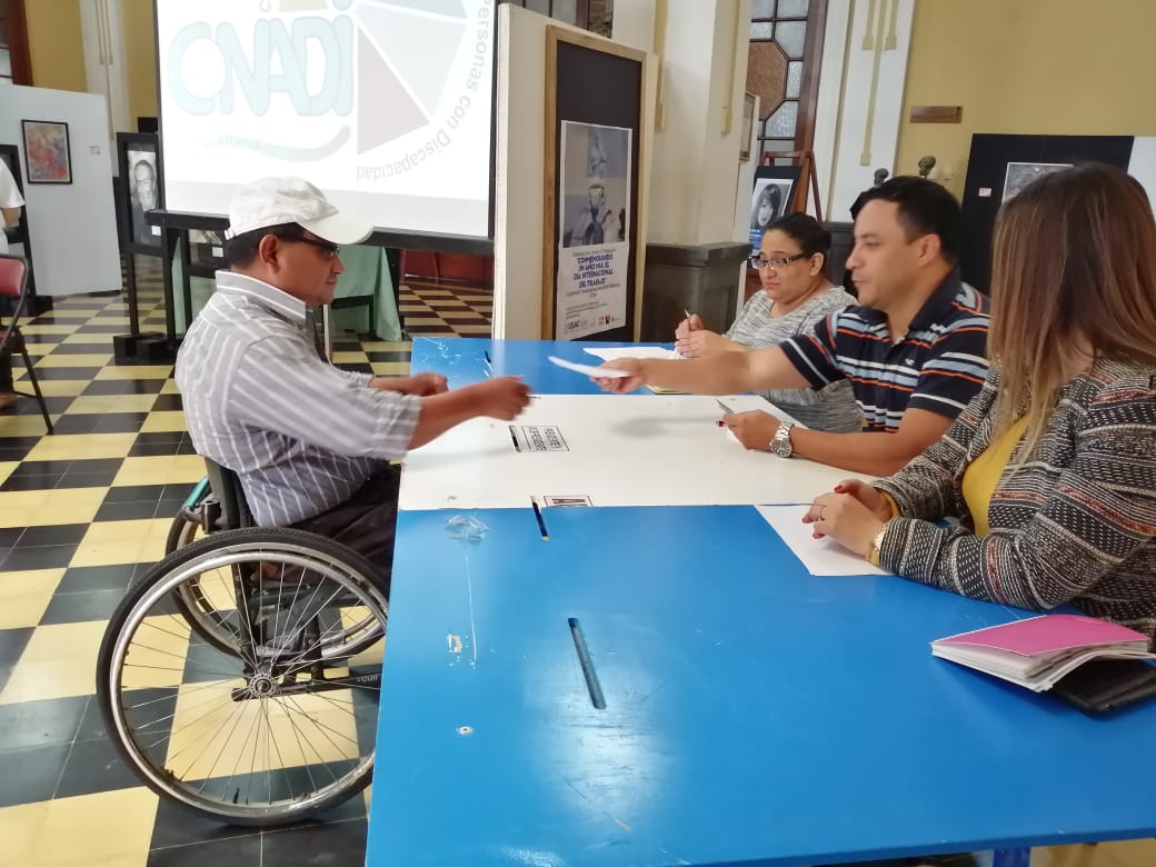 Atriles con pestañas bajas son de apoyo para usuarios de silla de ruedas