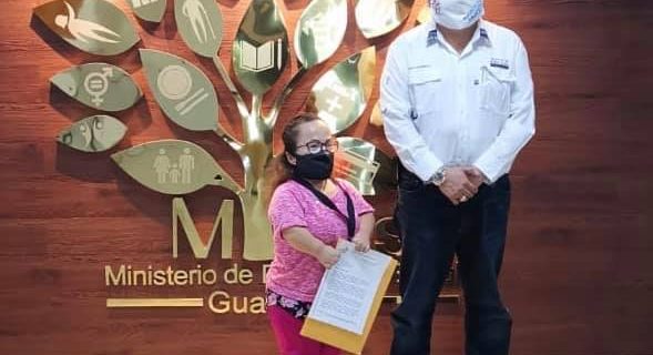 El ministro del MIDES, Raúl Romero y la presidenta del CONADI, Rosa Idalia Aldana buscan agilizar el apoyo a personas con discapacidad entro del Bono Familia